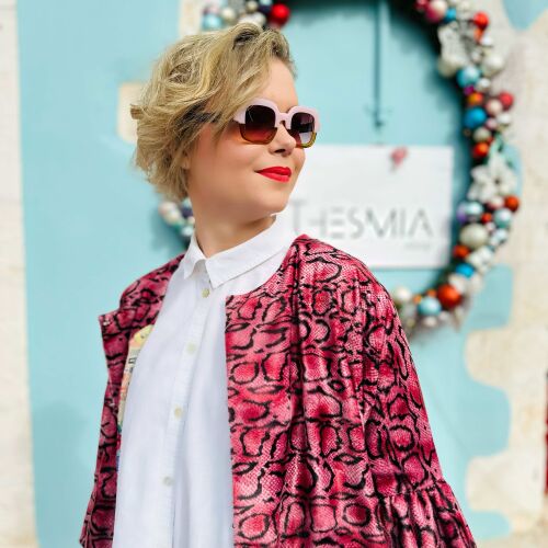 Too glam to give a damn /Red